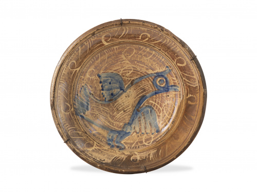 Plato de cerámica esmaltada de reflejo dorado, con pájaro e