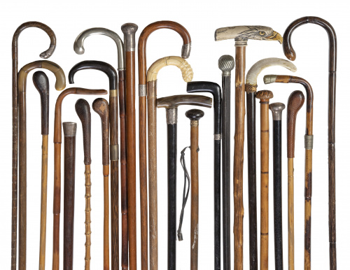 Colección de 24 bastones con mangos de madera, metal o hues