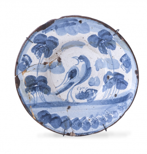 Plato de cerámica esmaltada de azul cobalto con pajarito.