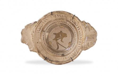 Escudilla de orejas de reflejo dorado, con un pez en el asi