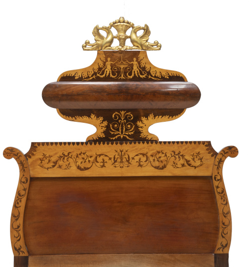 Cama de madera de caoba, limoncillo y madera tallada y dora