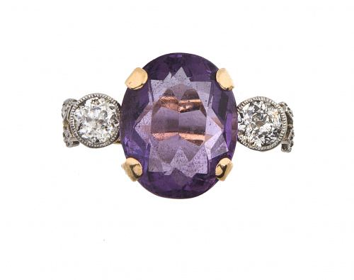 Sortija años 30 con amatista oval flanqueada por chatones d