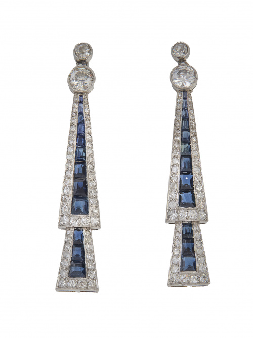 Pendientes largos Art-Deco de zafiros y brillantes en dos t