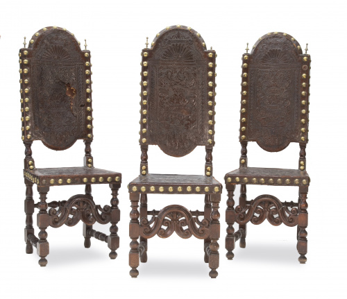 Lote de tres sillas en el gusto barroco en madera tallada, 