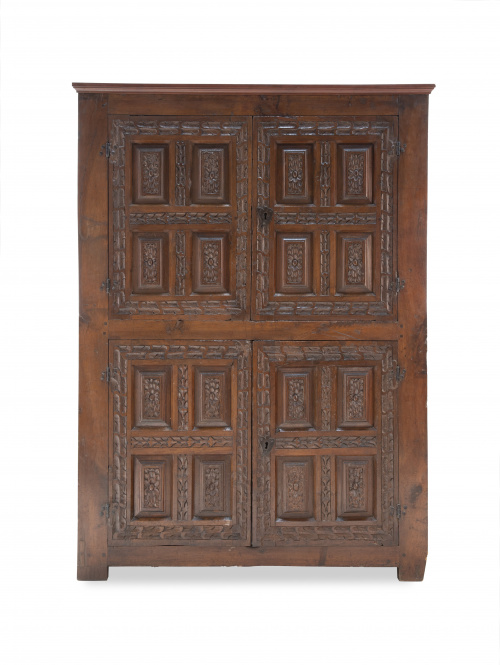 Armario de madera tallada con cuarterones.Trabajo castell