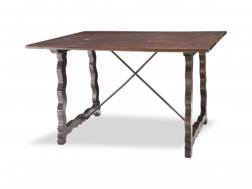 Bufete de madera de nogal con patas talladas de lira.Espa