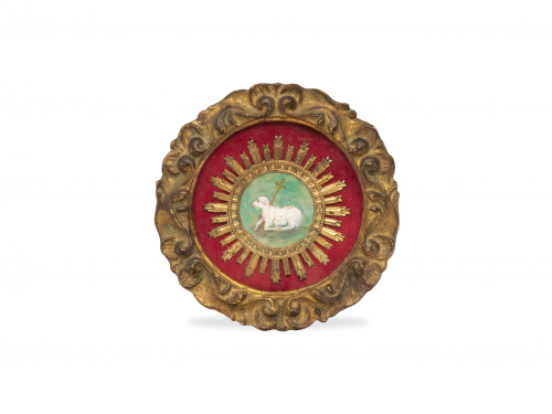 Agnus Dei pintado enmarcado por un resplandor en metal dora