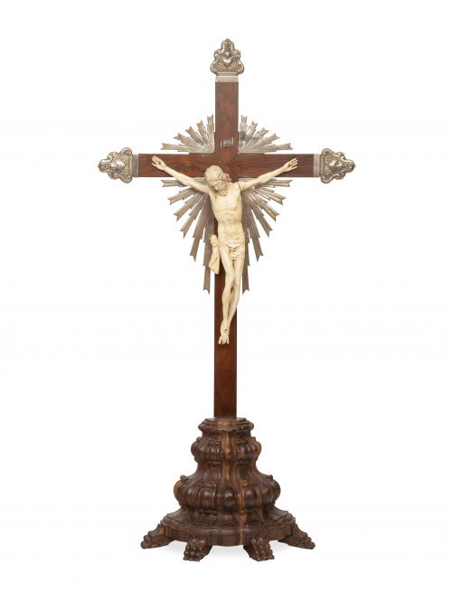 Cristo en marfil tallado sobre cruz de madera de palosanto,