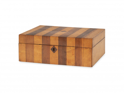Caja joyero de madera tuya y palosanto.Inglaterra, S. XIX.