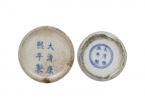 Dos botes cilíndricos de gres esmaltado en azul y blanco.