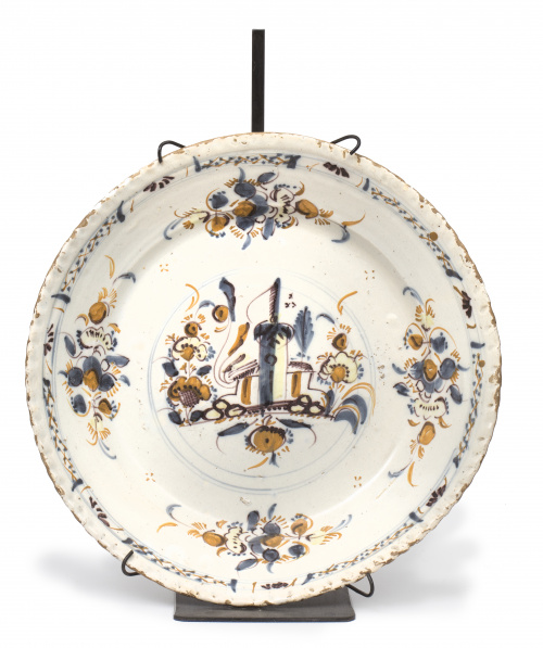 Plato de cerámica esmaltada, con flores y una arquitectura 