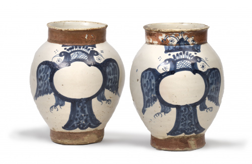 Pareja de botes de farmacia globulares, con águilas bicéfal