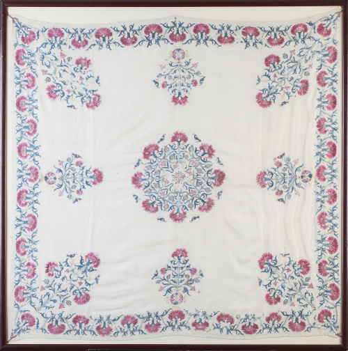 Bordado de hilos de color en rosa, azul y amarillo, decorad