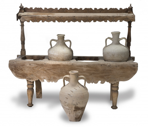 Soporte de madera tallada y orzas de barro cocido.Trabajo