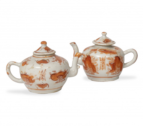 Dos teteras de porcelana esmaltada en naranja.China, S. X