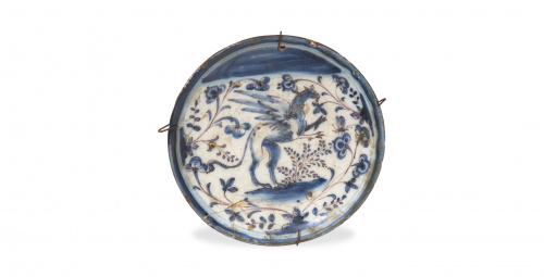 Plato de cerámica esmaltada en azul y manganeso decorado co