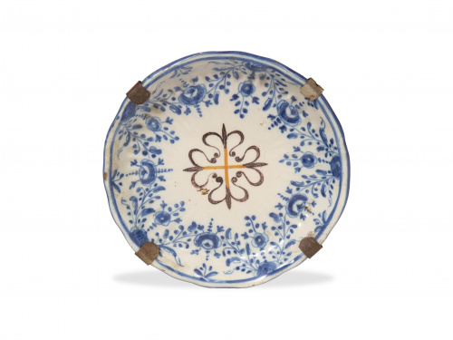 Plato de cerámica esmaltada en azul cobalto y manganeso, co