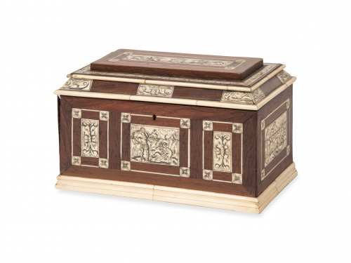 Caja de madera con placas de marfil de decoración grabadas 