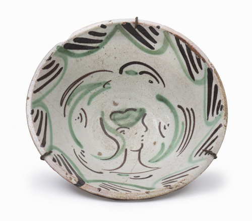 Cuenco de cerámica esmaltada en verde y manganeso, decorado