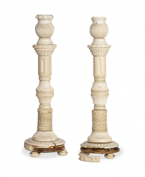 Pareja de candeleros de marfil tallado.Quizás trabajo ang