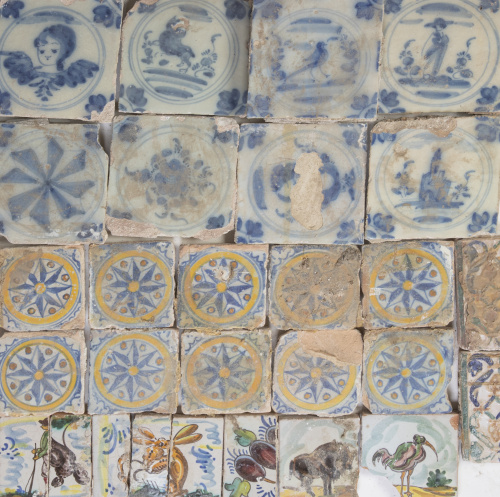 Conjunto de azulejos variados de cerámica esmaltada, entre 