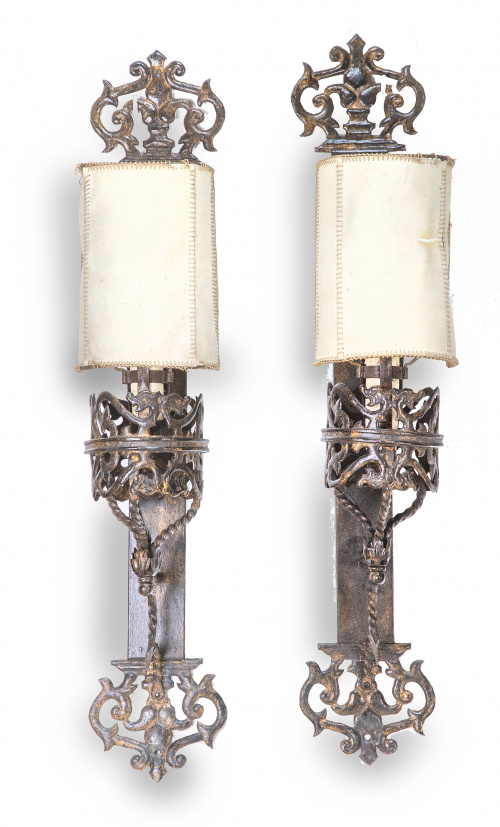 Pareja de apliques de hierro con restos de dorado.España,