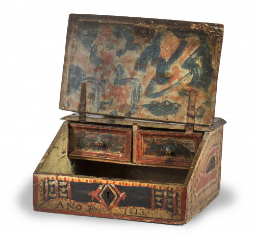 Escritorio fernandino de viaje en madera policromada.Trab