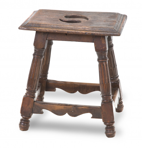 Banqueta de madera de castaño tallada.Castilla, S. XVII.