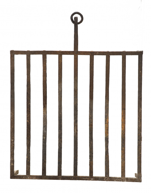 Reja de hierro forjado con forma de parrilla.Trabajo espa