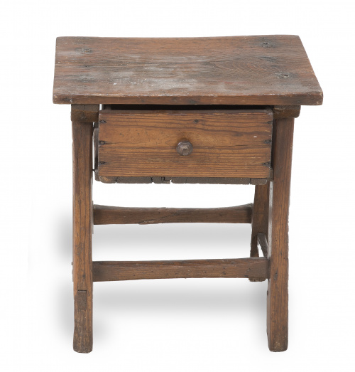 Bufetillo de madera de nogal con cajón.Trabajo español, S