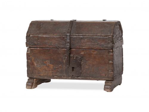 Arquilla con tapa a dos aguas de madera de nogal.España, 