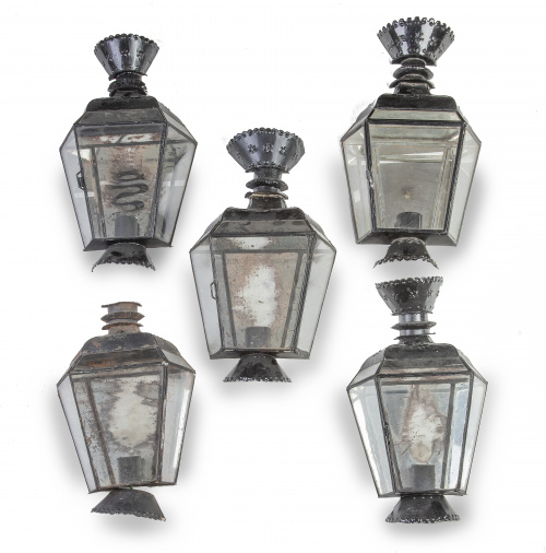 Conjunto de cinco faroles de hierro pintados de negro, pp. 