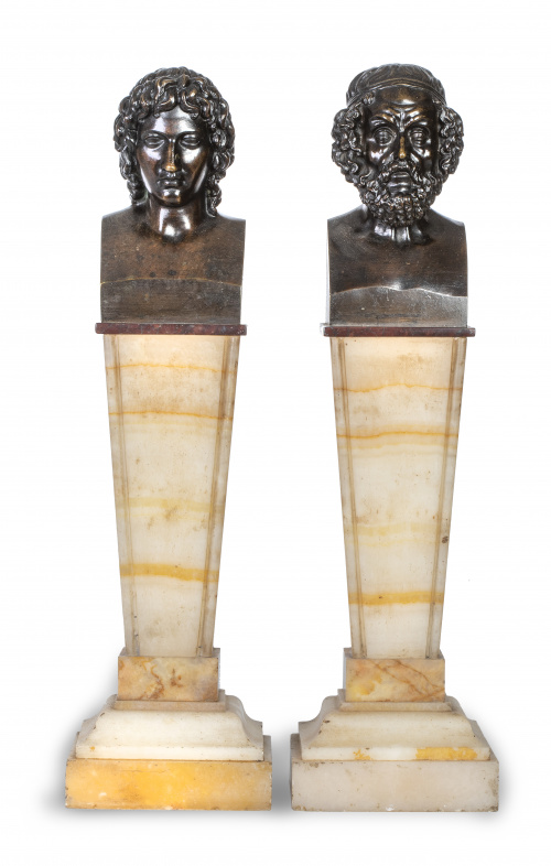 Pareja de bustos de bronce sobre peanas de mármol con forma
