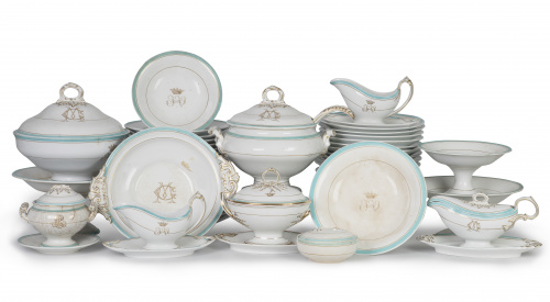 Parte de vajilla en loza esmaltada con filo en azul y dorad