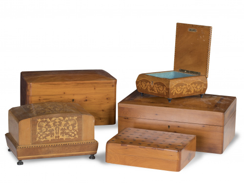 Lote de cinco cajas de madera, alguna con marquetería, S. X