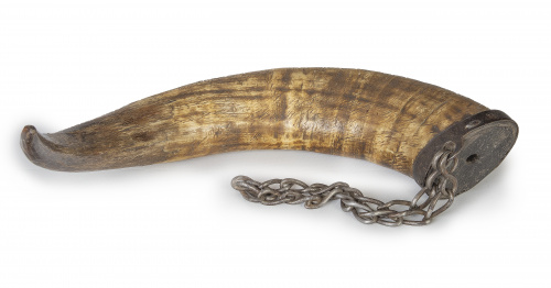 Polvorera en asta y tapa de metal.Trabajo inglés, S. XIX.