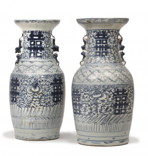 Pareja de tibores en porcelana esmaltada en azul y blanco.