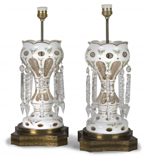 Pareja de quinqués de cristal doblado.Bohemia, S. XIX.