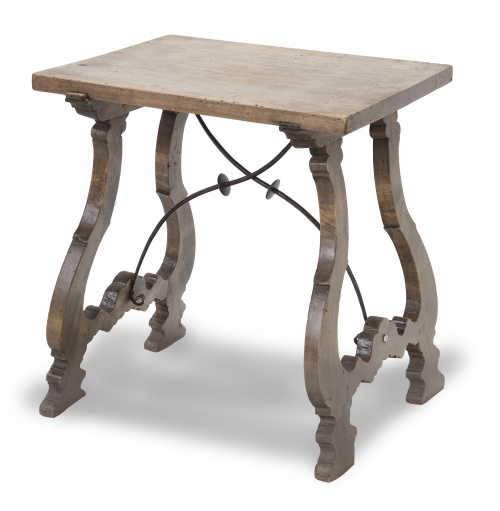 Bufete de madera de nogal con patas de lira talladas.Trab