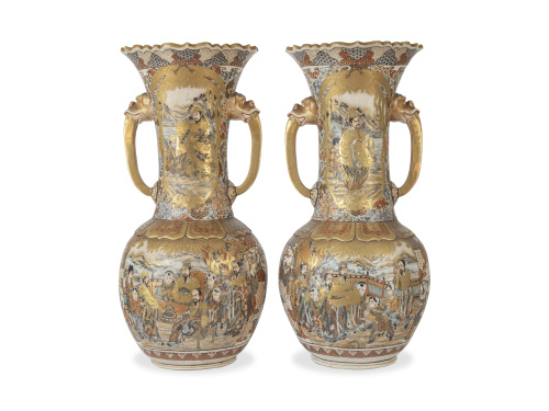 Pareja de jarrones Satsuma de porcelana esmaltada y dorada.