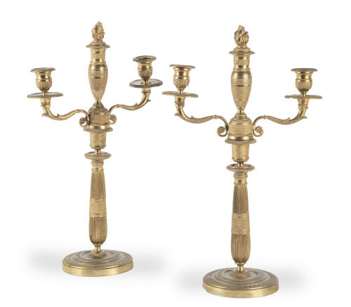 Pareja de candelabros de bronce dorado.Francia, S. XIX.