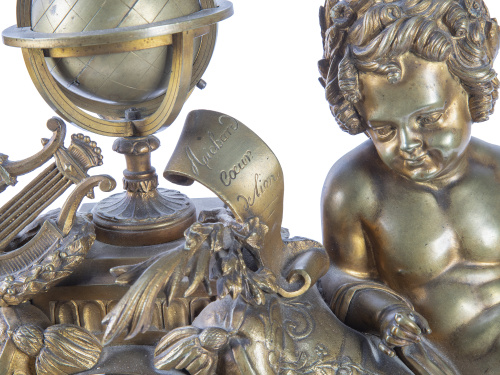 Reloj estilo Luis XVI  de bronce dorado, cartelas de porcel