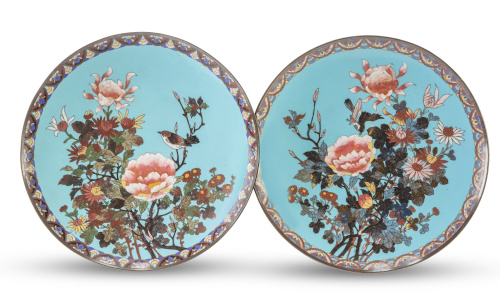 Pareja de platos de esmalte cloissoné con decoración floral