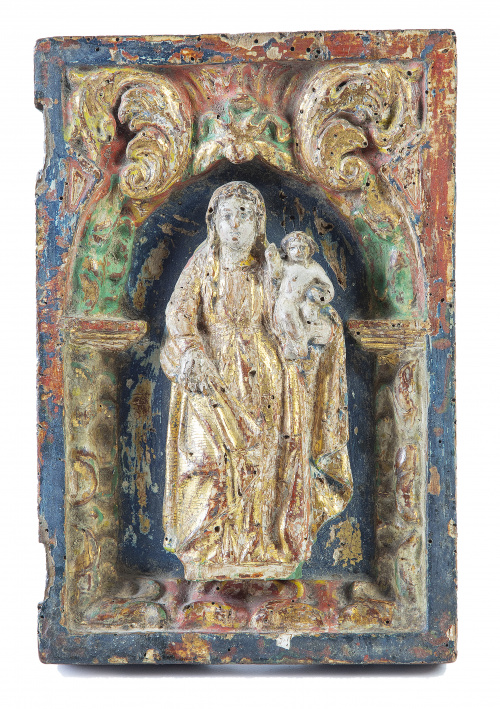"Virgen con el Niño".Relieve en madera tallada y policrom