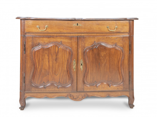 Buffet de madera de nogal y castaño, estilo Luis XV.Traba