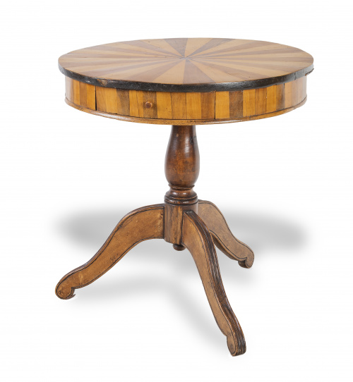 Velador con marquetería de varias maderas.Francia, h. 185