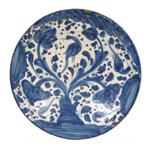 Plato de cerámica esmaltada en azul cobalto y blanco con av