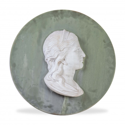 Medallón en metal pintado de verde con perfil femenino de m