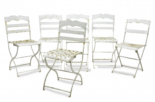 Juego de seis sillas de jardín en hierro pintadas de blanco.