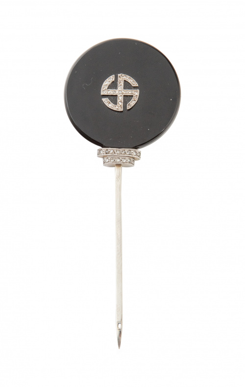 Alfiler Art-Decó con evástica de diamantes sobre círculo de